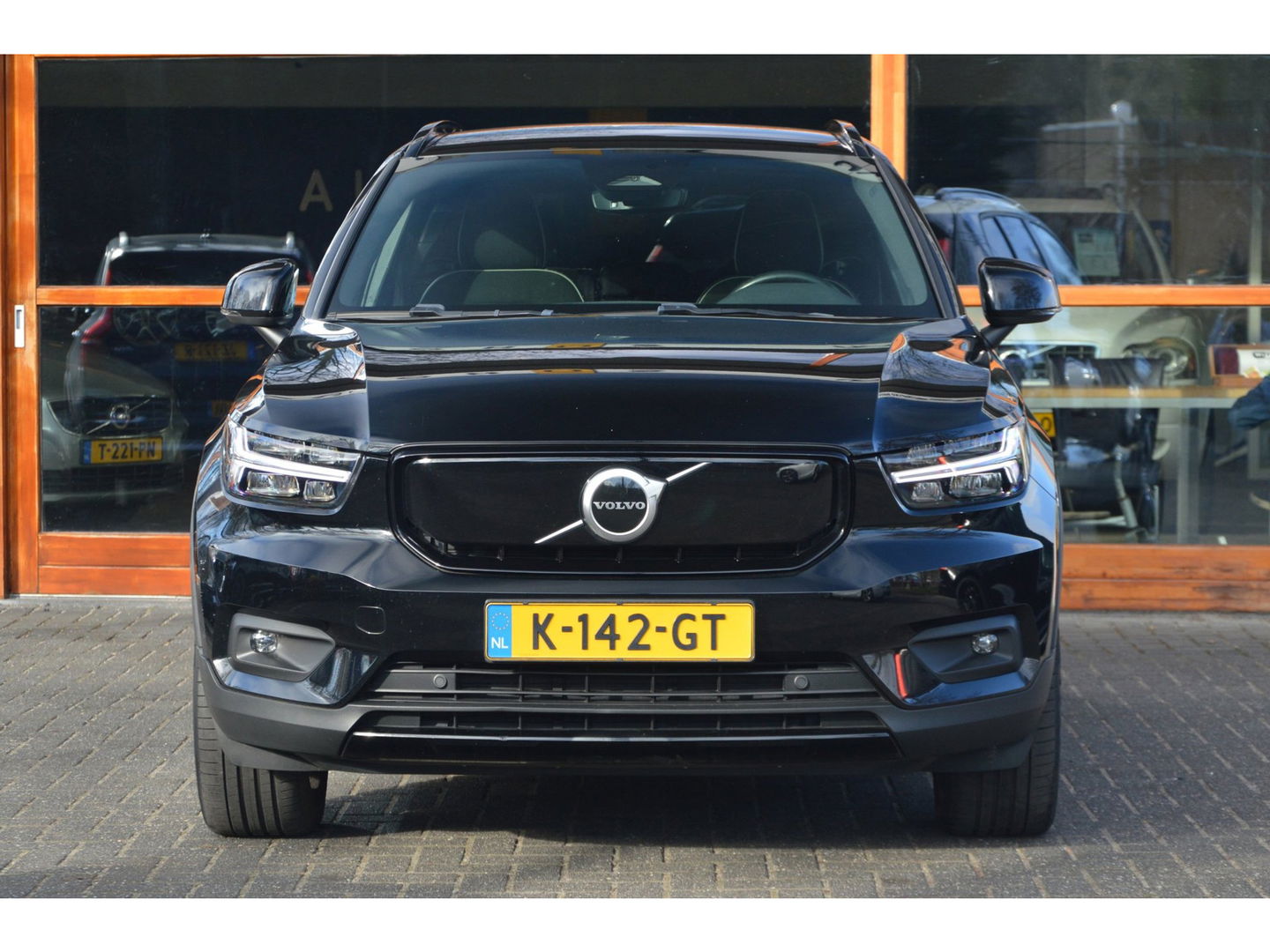 Volvo XC40 Recharge P8 AWD R-Design | Trekhaak | Stoel + Stuur Verwarmd | Adaptive Cruise |