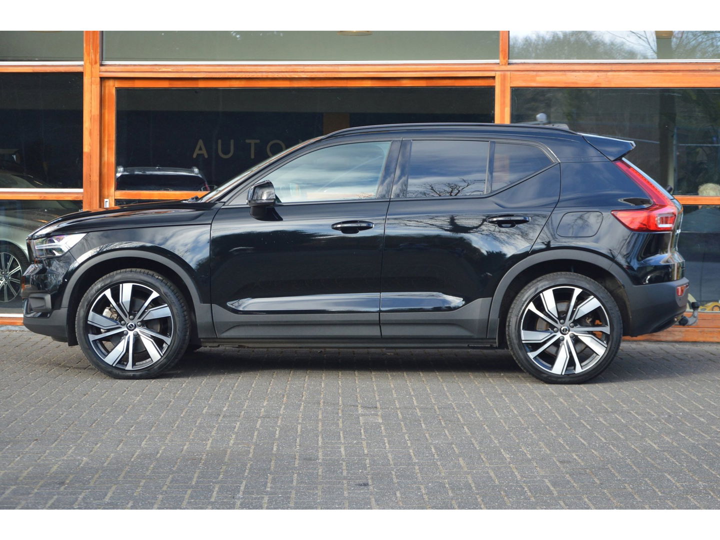 Volvo XC40 Recharge P8 AWD R-Design | Trekhaak | Stoel + Stuur Verwarmd | Adaptive Cruise |