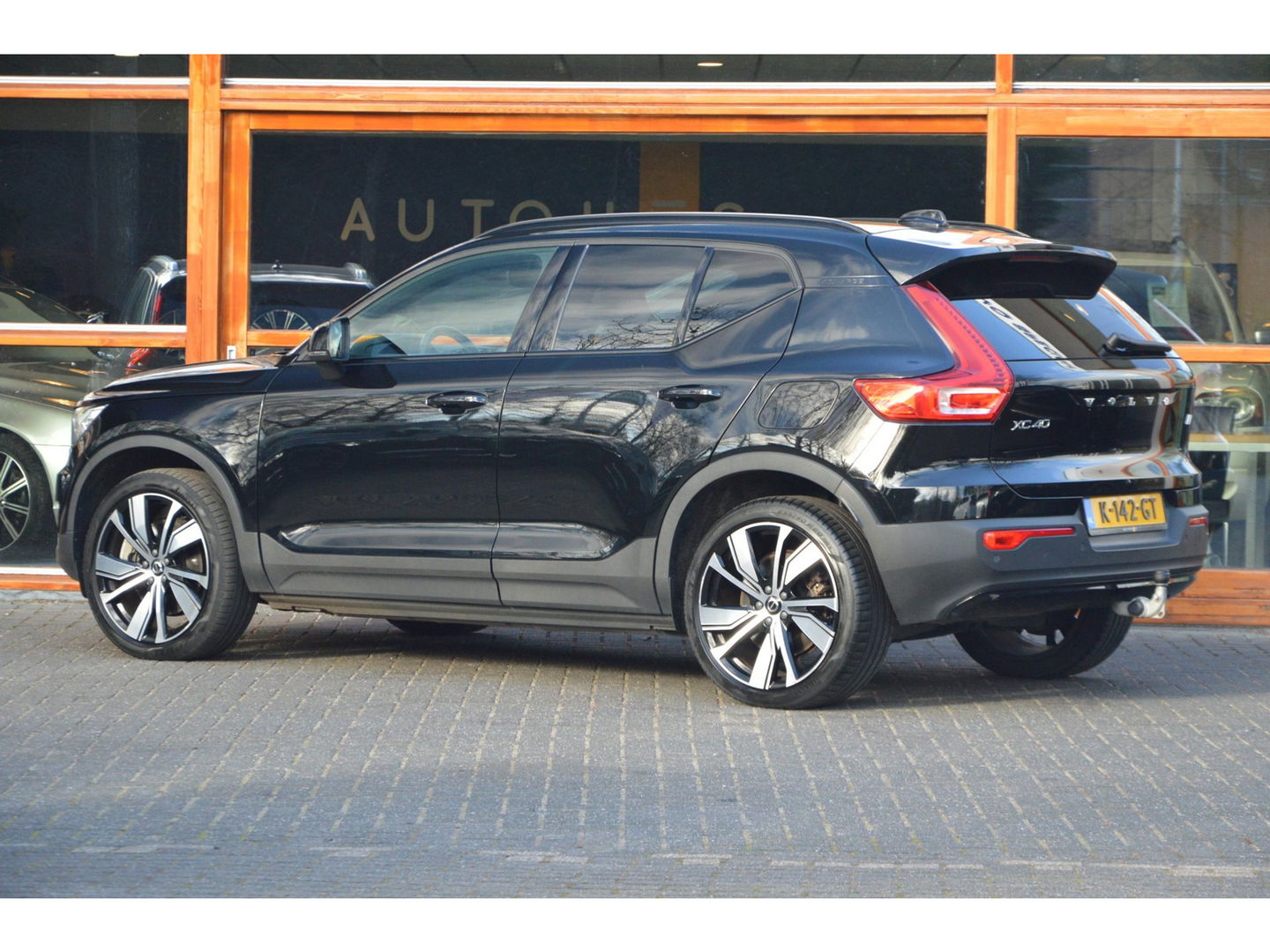 Volvo XC40 Recharge P8 AWD R-Design | Trekhaak | Stoel + Stuur Verwarmd | Adaptive Cruise |