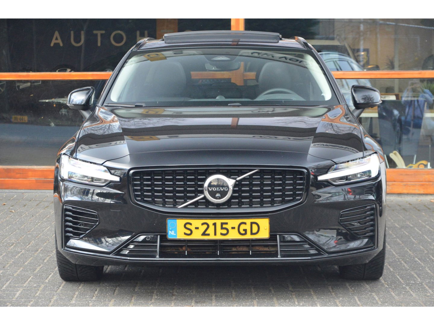 Volvo V60 T6 Hybride Ultimate Dark Long Range | Bowers & Wilkins | Head-Up Display | Panoramadak | Stoel + Stuur Verwarmd |