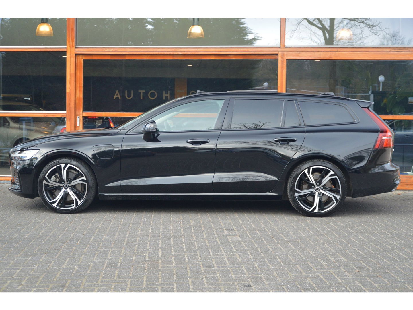 Volvo V60 T6 Hybride Ultimate Dark Long Range | Bowers & Wilkins | Head-Up Display | Panoramadak | Stoel + Stuur Verwarmd |