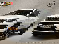 Jeep Compass - 4xe 190 Plug-in Hybrid Electric Night Eagle 190Pk Automaat (VIRTUAL COCKPIT, APPLE CARPLAY, GROOT NAVI, 360 CAMERA, LEDER, SPORTSTOELEN, GETINT GLAS, KEYLESS, NIEUWSTAAT)