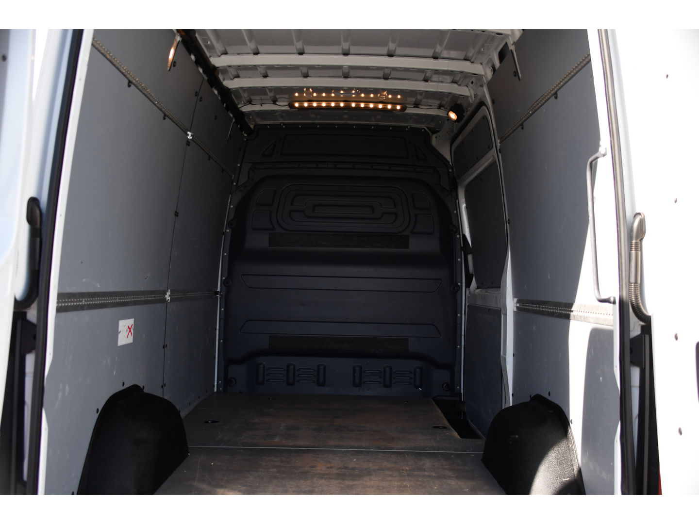 Mercedes-Benz Sprinter 319 V6 3.0 CDI L2H2 PB Edition Cruise, 360 Camera, Carplay, LED, 190pk, Leder, Multimedia, Uniek!