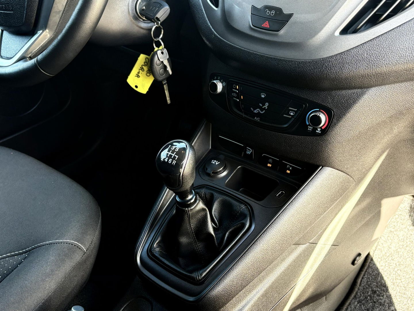 Ford Transit Courier 1.5 TDCI SPORT | CRISE| EURO 6 | 2x SCHUIF | CARPLAY |