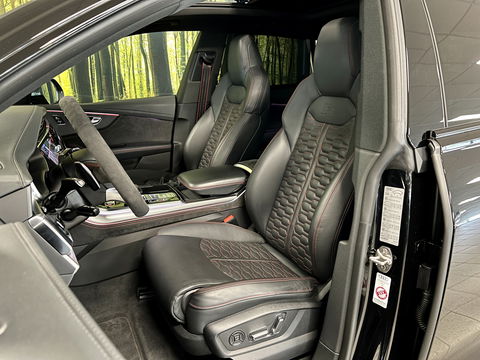Audi RS Q8 4.0 TFSI RS Q8 quattro | Carbon Optiek Pakket | Dynamic Plus | Keramisch | 23'' lichtmetaal | Panoramadak | Massage | 600 Pk! | Head-up display | Trekhaak | Bang & Olufson |