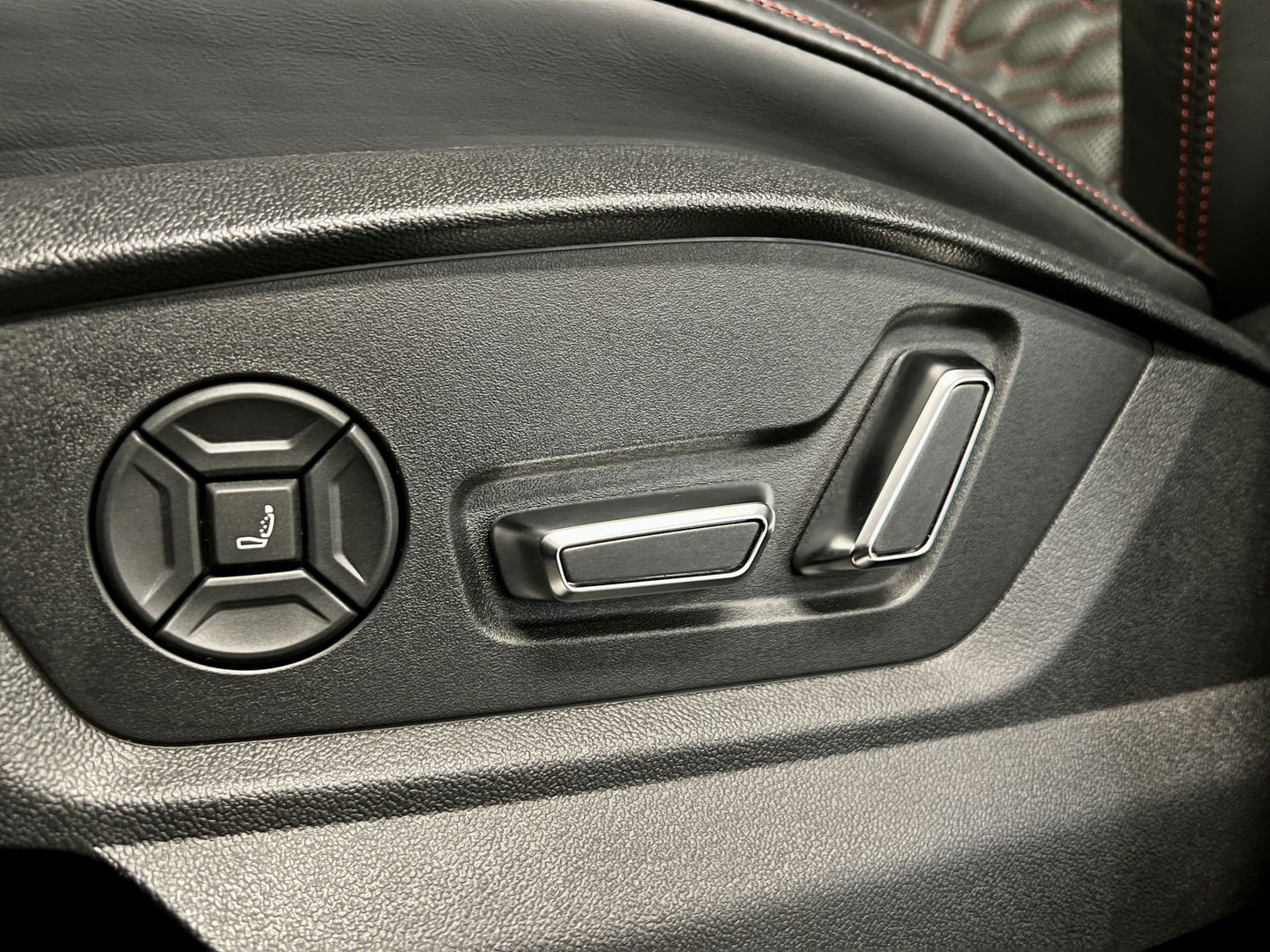 Audi RS Q8 4.0 TFSI RS Q8 quattro | Carbon Optiek Pakket | Dynamic Plus | Keramisch | 23'' lichtmetaal | Panoramadak | Massage | 600 Pk! | Head-up display | Trekhaak | Bang & Olufson |