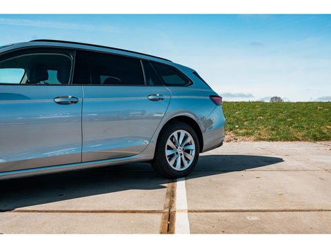 Škoda Superb Combi 1.5 TSI MHEV First Edition | TREKHAAK | CAMERA | LED | ALL SEASON BANDEN