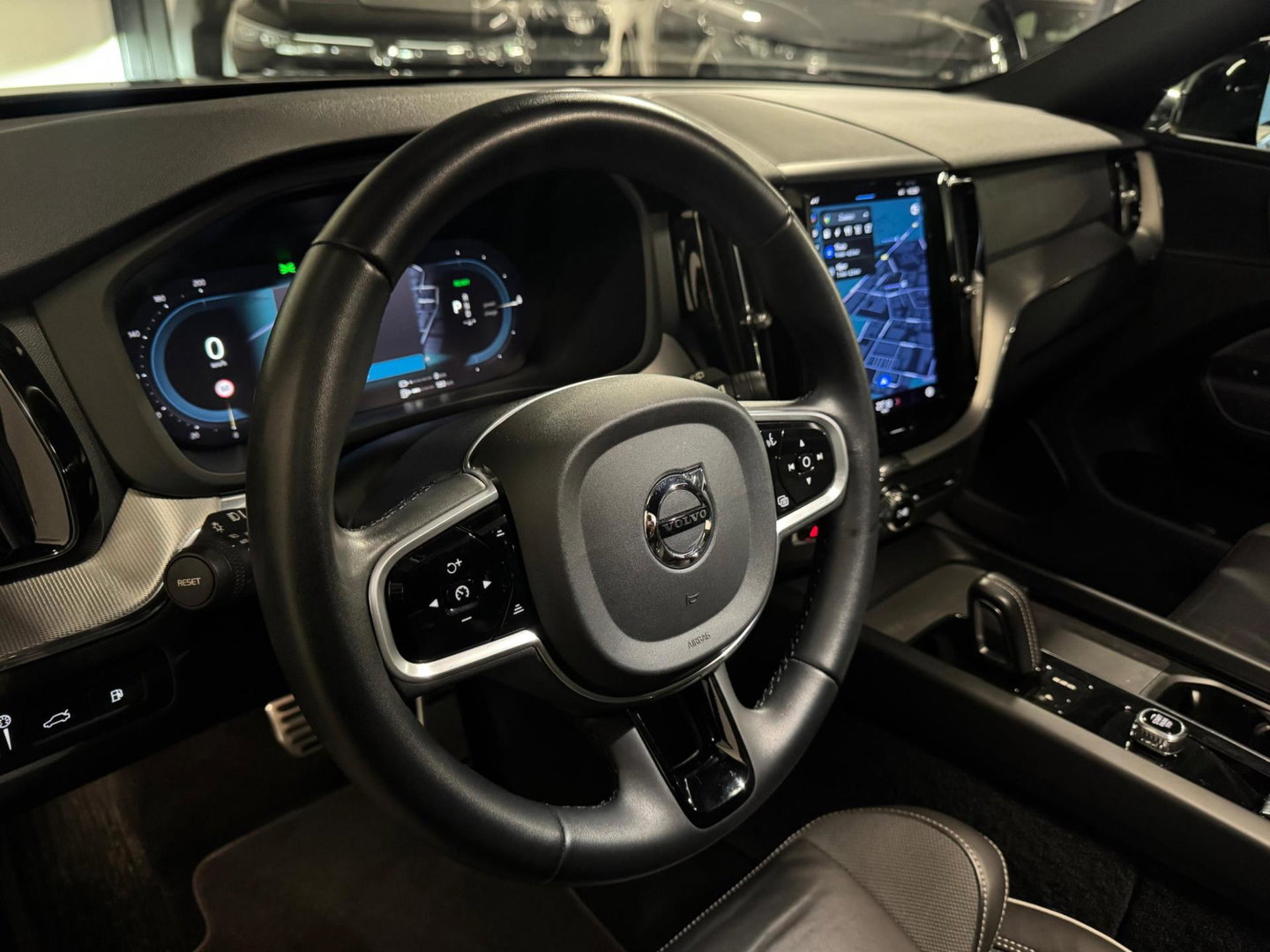 Volvo XC60 2.0 T6 Plug-in hybrid AWD R-Design PANO KEYLESS