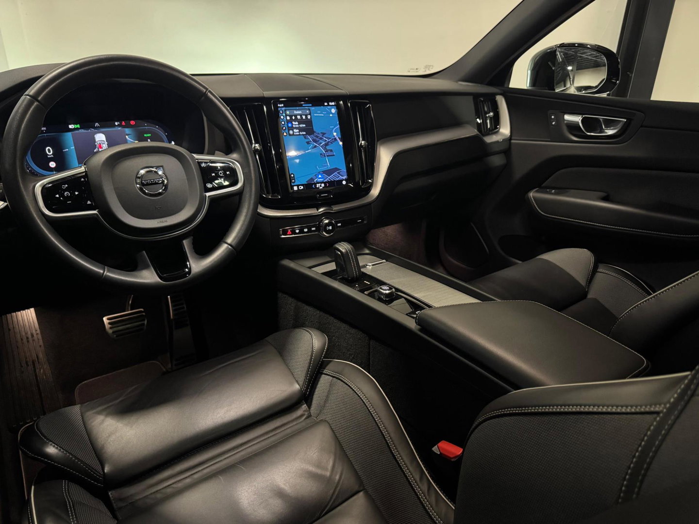 Volvo XC60 2.0 T6 Plug-in hybrid AWD R-Design PANO KEYLESS