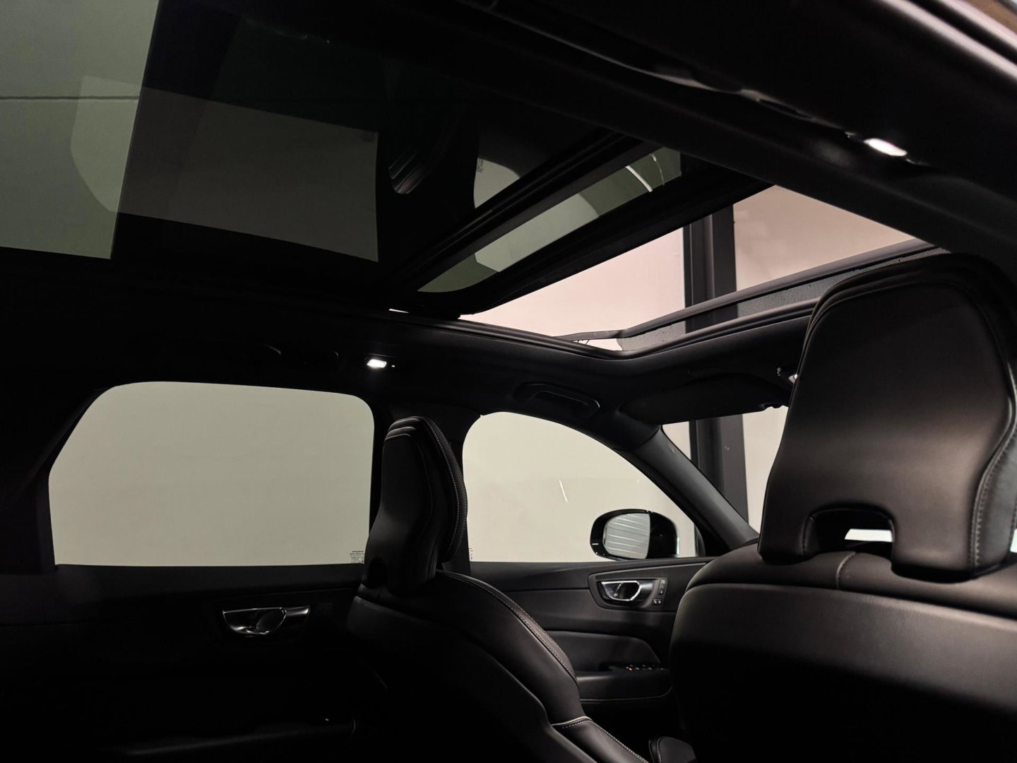 Volvo XC60 2.0 T6 Plug-in hybrid AWD R-Design PANO KEYLESS