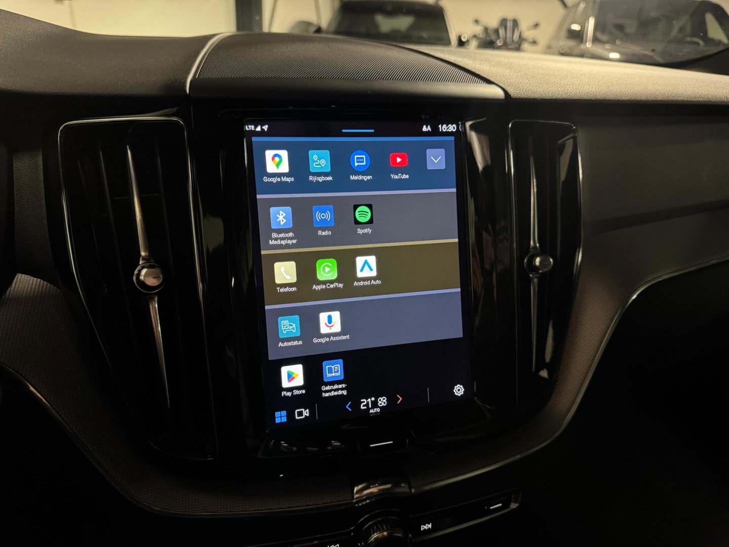 Volvo XC60 2.0 T6 Plug-in hybrid AWD R-Design PANO KEYLESS