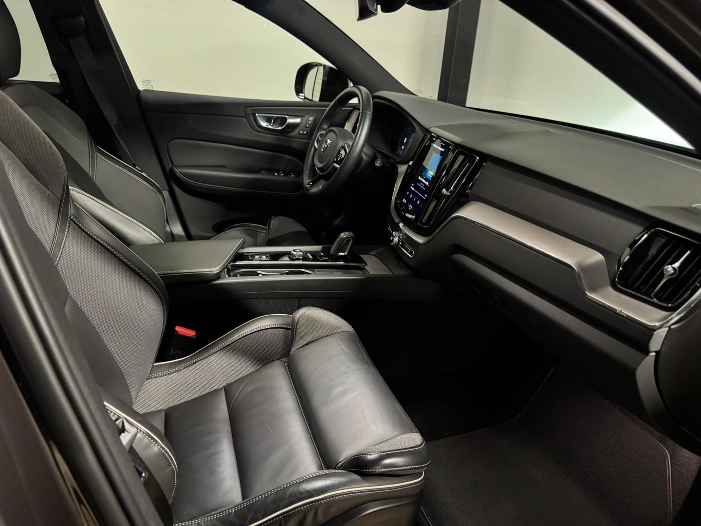 Volvo XC60 2.0 T6 Plug-in hybrid AWD R-Design PANO KEYLESS