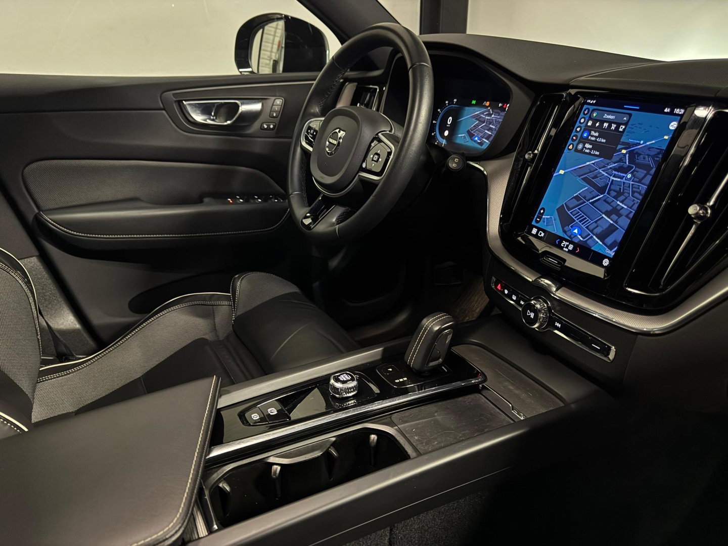 Volvo XC60 2.0 T6 Plug-in hybrid AWD R-Design PANO KEYLESS