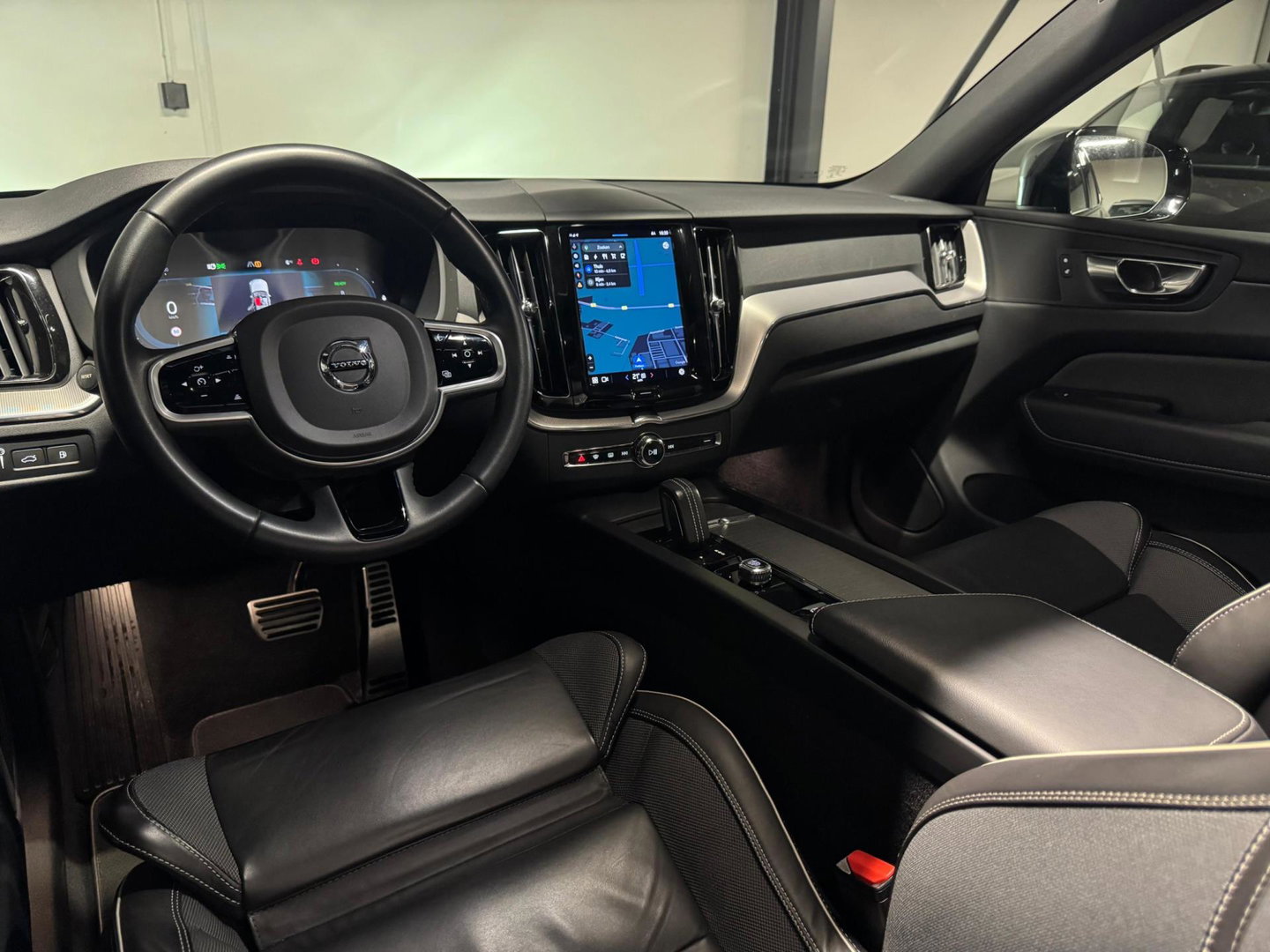 Volvo XC60 2.0 T6 Plug-in hybrid AWD R-Design PANO KEYLESS