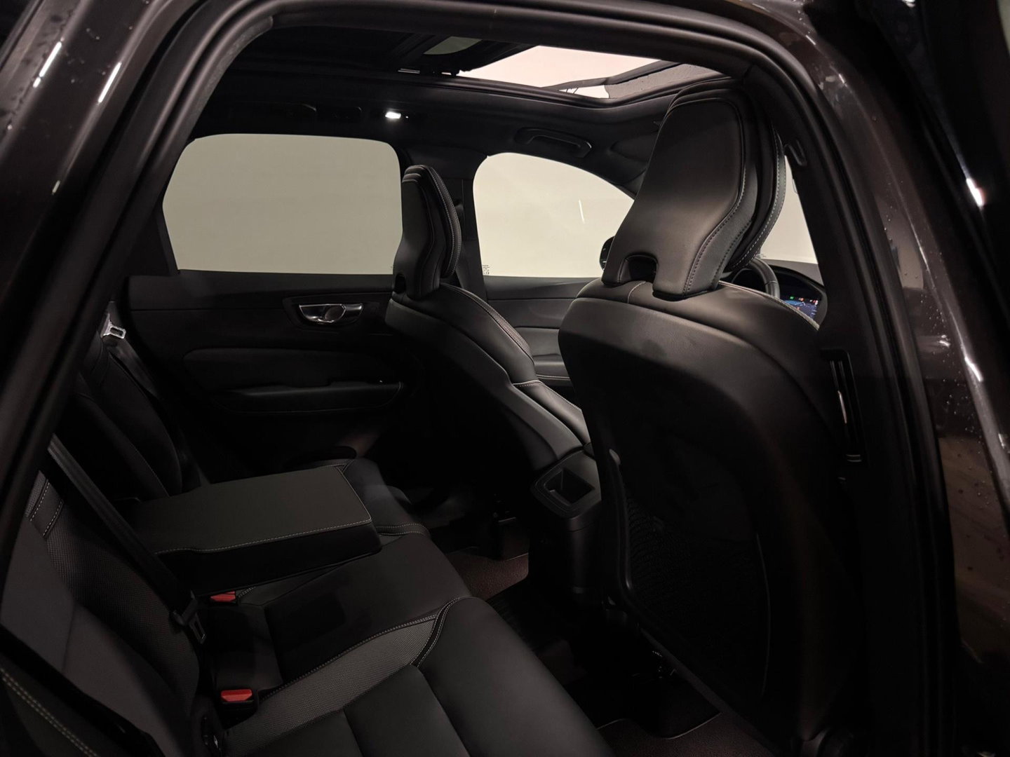 Volvo XC60 2.0 T6 Plug-in hybrid AWD R-Design PANO KEYLESS