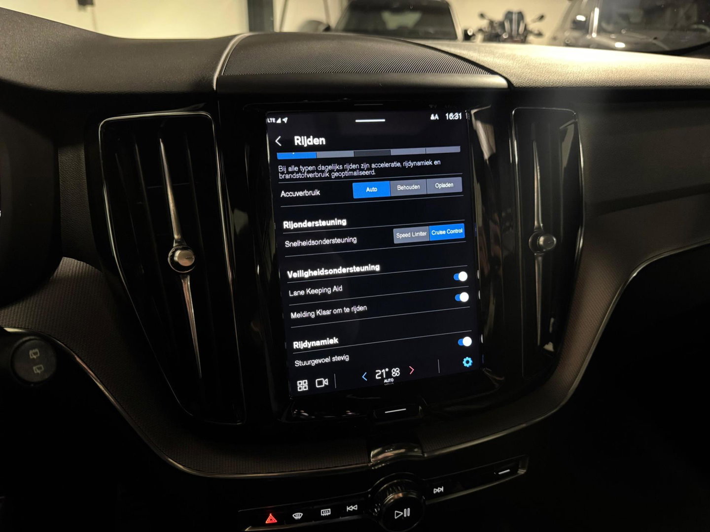 Volvo XC60 2.0 T6 Plug-in hybrid AWD R-Design PANO KEYLESS