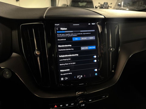 Volvo XC60 2.0 T6 Plug-in hybrid AWD R-Design PANO KEYLESS