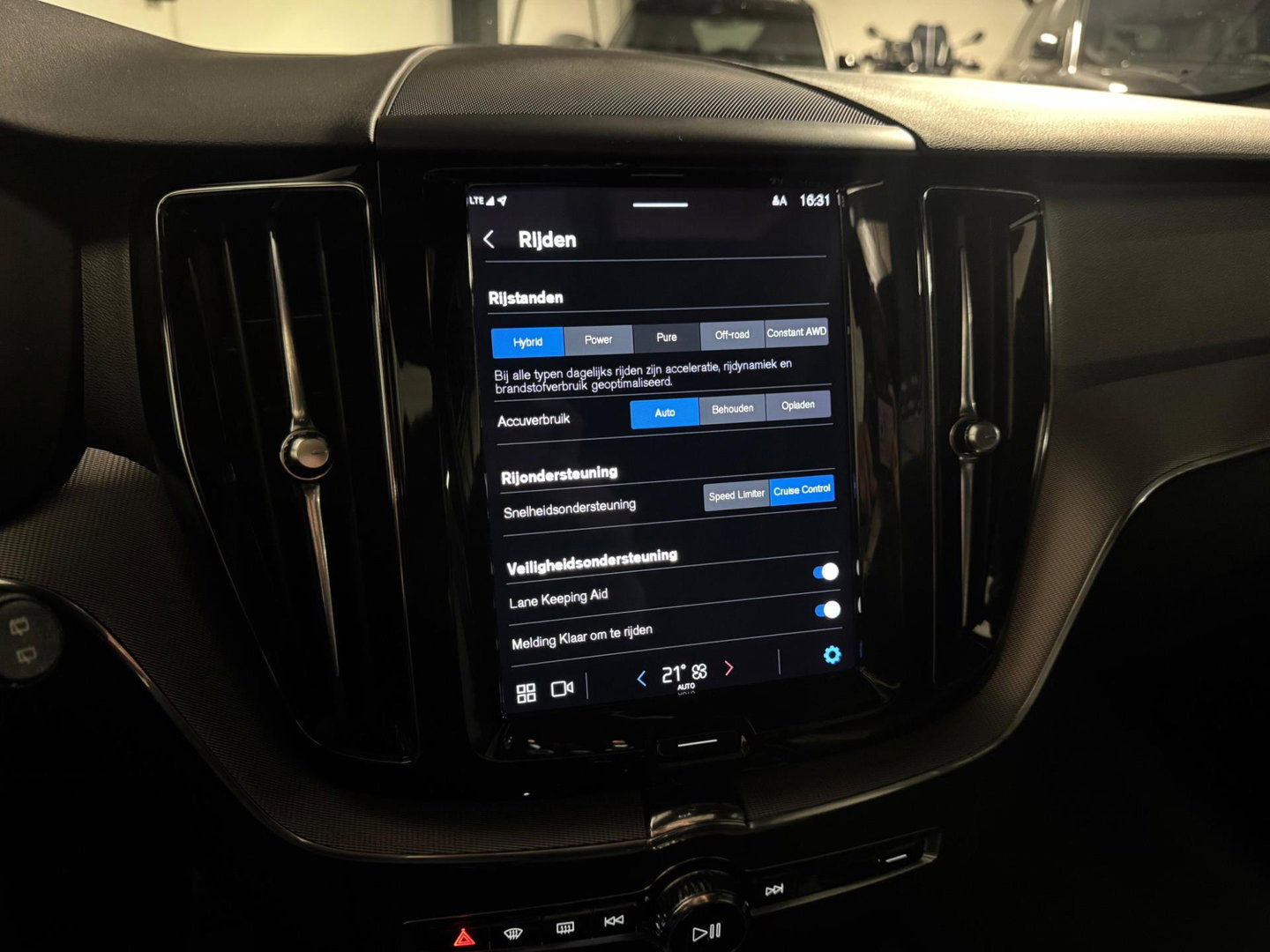 Volvo XC60 2.0 T6 Plug-in hybrid AWD R-Design PANO KEYLESS