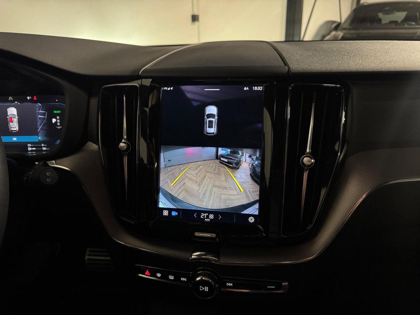 Volvo XC60 2.0 T6 Plug-in hybrid AWD R-Design PANO KEYLESS