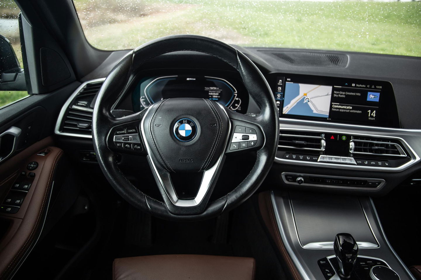 BMW X5 xDrive45e CARPLAY  / CAMERA / DEALER ONDERHOUDEN / BRUIN LEER / STOELVERWARMING