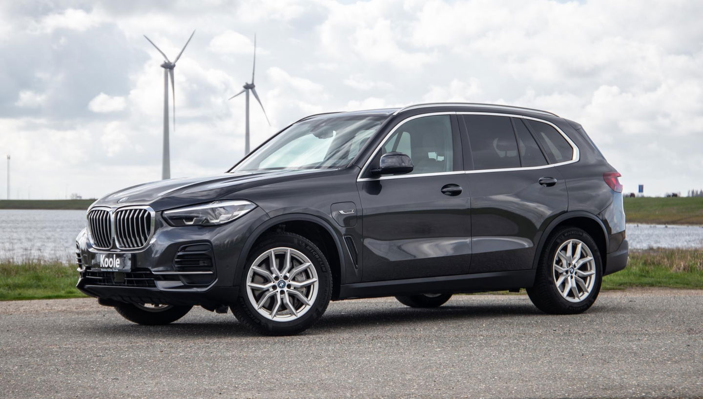 BMW X5 xDrive45e CARPLAY  / CAMERA / DEALER ONDERHOUDEN / BRUIN LEER / STOELVERWARMING