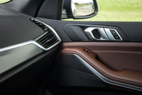 BMW X5 xDrive45e CARPLAY  / CAMERA / DEALER ONDERHOUDEN / BRUIN LEER / STOELVERWARMING