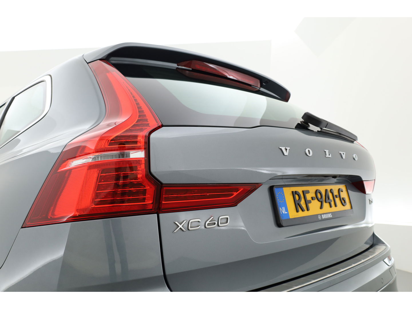 Volvo XC60 2.0 T5 AWD Inscription | Luchtvering | ACC | Trekhaak 2400KG | Blis | Camera | Leer |