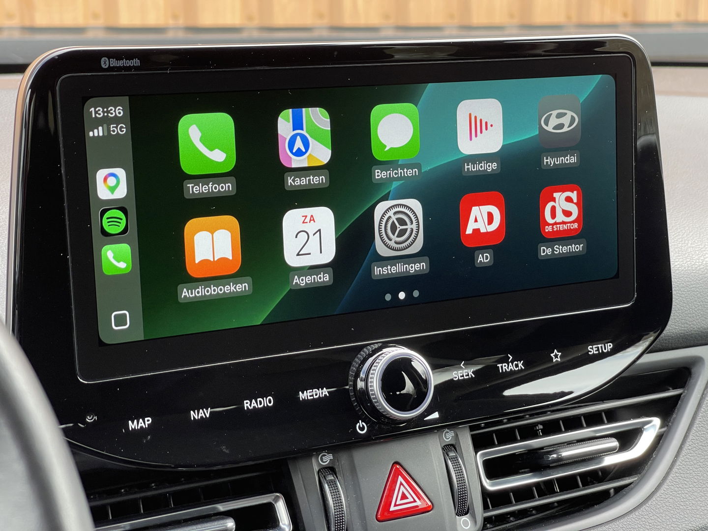 Hyundai i30 Wagon 1.5 T-GDi MHEV Premium | Trekhaak | Stuurwielverarming | Apple Carplay | Stoelverwarming | Achteruitrijcamera | Stop&GO |