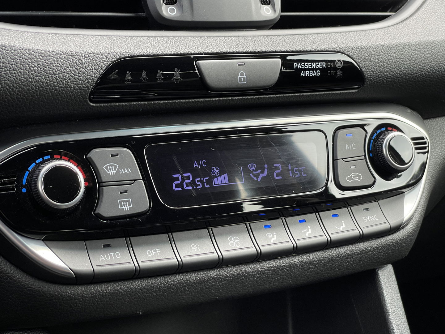 Hyundai i30 Wagon 1.5 T-GDi MHEV Premium | Trekhaak | Stuurwielverarming | Apple Carplay | Stoelverwarming | Achteruitrijcamera | Stop&GO |