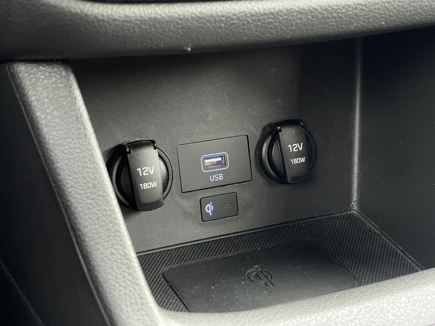 Hyundai i30 Wagon 1.5 T-GDi MHEV Premium | Trekhaak | Stuurwielverarming | Apple Carplay | Stoelverwarming | Achteruitrijcamera | Stop&GO |