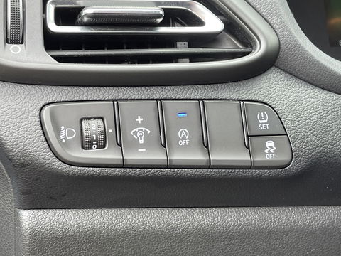 Hyundai i30 Wagon 1.5 T-GDi MHEV Premium | Trekhaak | Stuurwielverarming | Apple Carplay | Stoelverwarming | Achteruitrijcamera | Stop&GO |