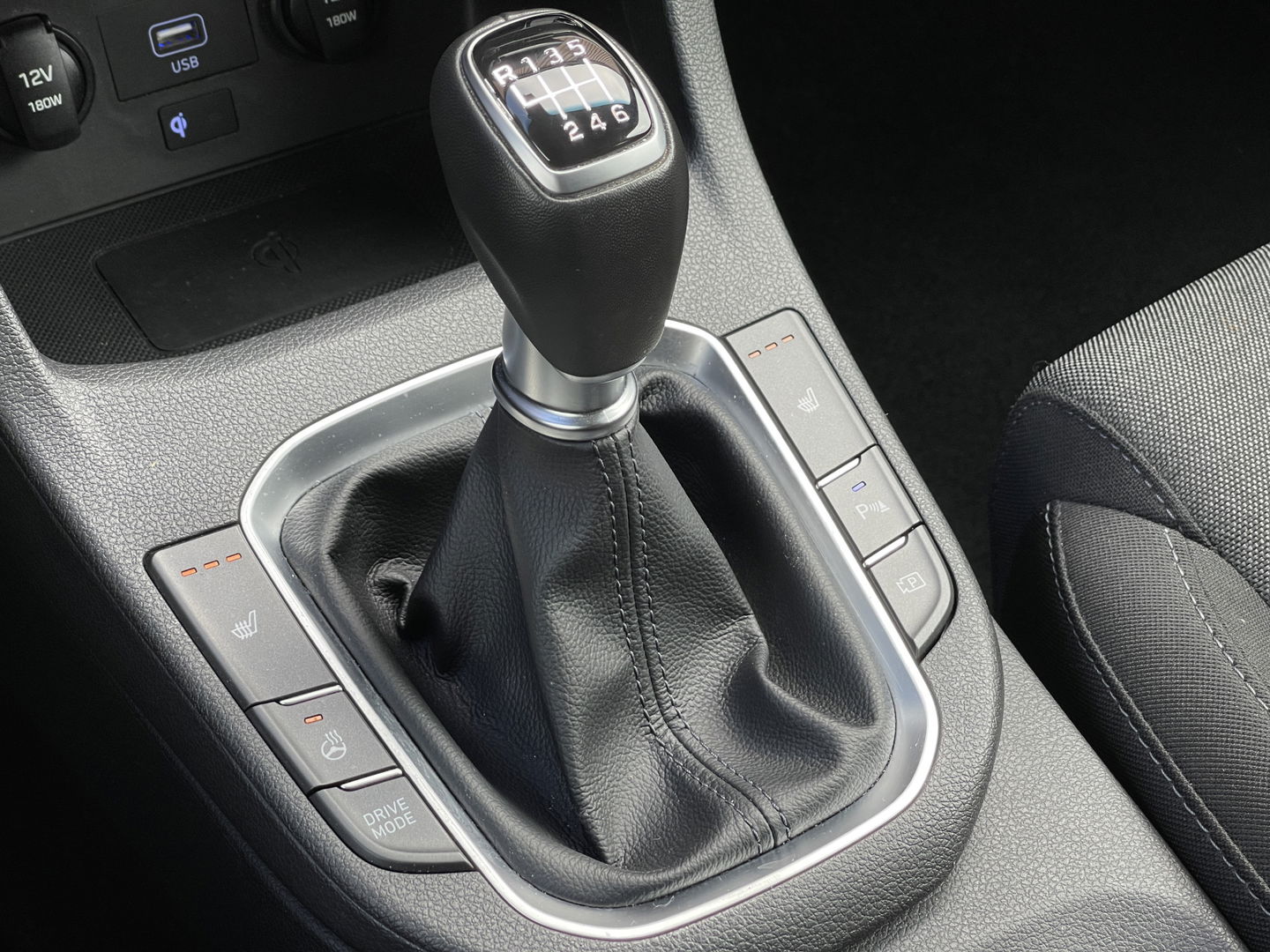 Hyundai i30 Wagon 1.5 T-GDi MHEV Premium | Trekhaak | Stuurwielverarming | Apple Carplay | Stoelverwarming | Achteruitrijcamera | Stop&GO |