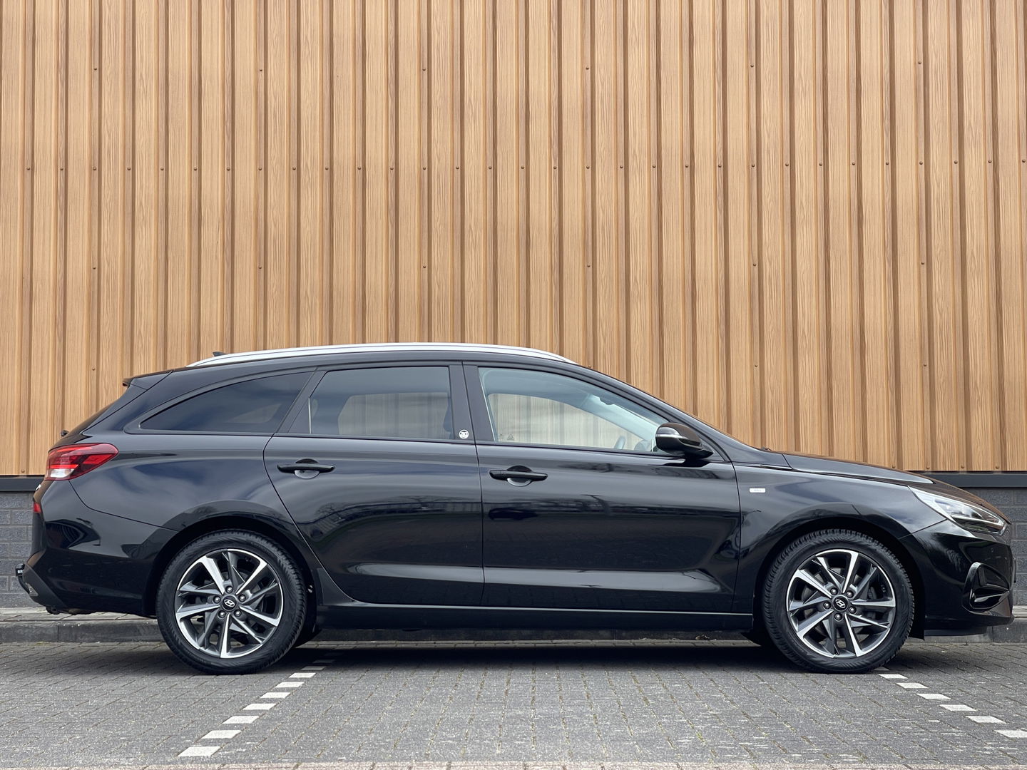 Hyundai i30 Wagon 1.5 T-GDi MHEV Premium | Trekhaak | Stuurwielverarming | Apple Carplay | Stoelverwarming | Achteruitrijcamera | Stop&GO |