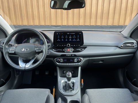 Hyundai i30 Wagon 1.5 T-GDi MHEV Premium | Trekhaak | Stuurwielverarming | Apple Carplay | Stoelverwarming | Achteruitrijcamera | Stop&GO |