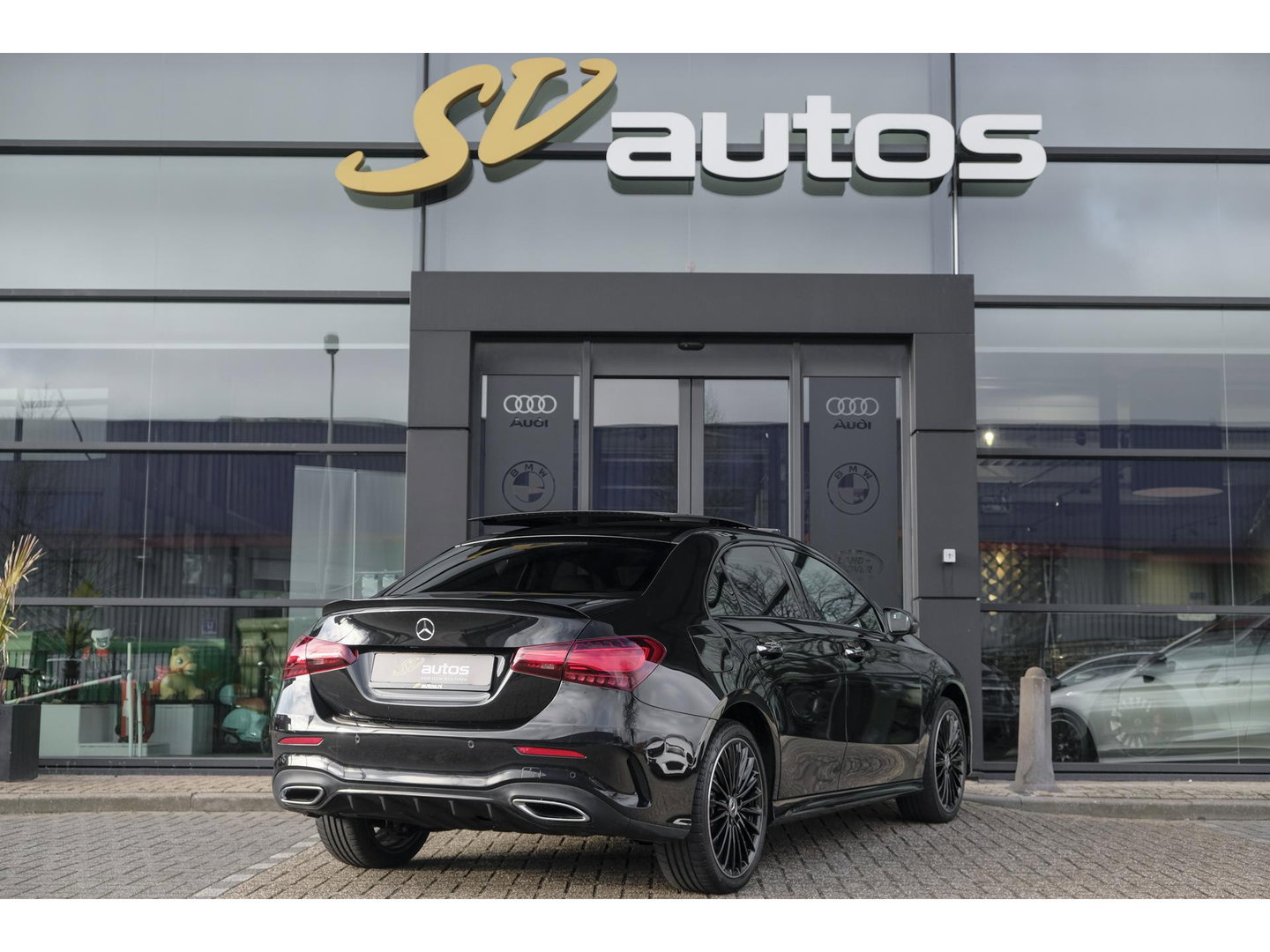 Mercedes-Benz A-Klasse A250e AMG 218pk Hybrid Panoramadak *SOH 96%* Night pakket Widescreen Sfeerverlichting 19" LMV NLauto