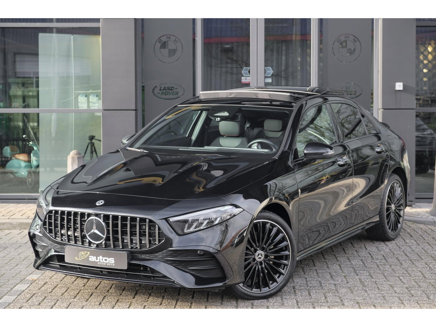 Mercedes-Benz A-Klasse A250e AMG 218pk Hybrid Panoramadak *SOH 96%* Night pakket Widescreen Sfeerverlichting 19" LMV NLauto