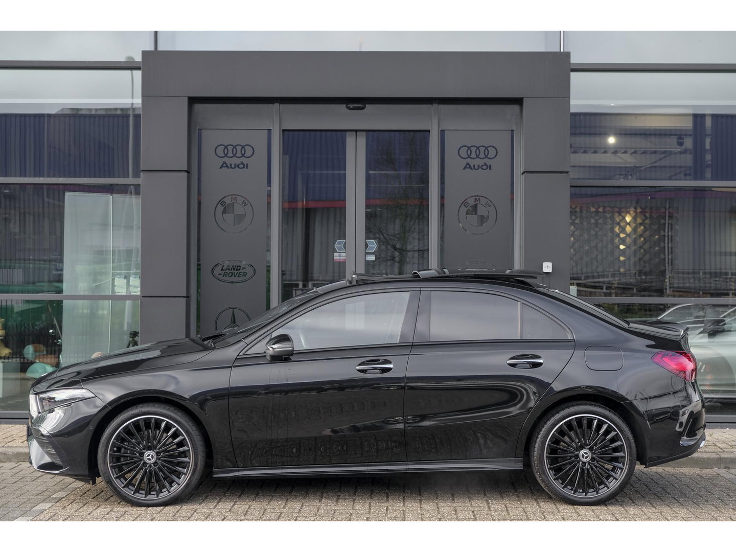Mercedes-Benz A-Klasse A250e AMG 218pk Hybrid Panoramadak *SOH 96%* Night pakket Widescreen Sfeerverlichting 19" LMV NLauto