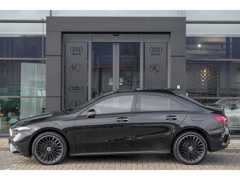 Mercedes-Benz A-Klasse A250e AMG 218pk Hybrid Panoramadak *SOH 96%* Night pakket Widescreen Sfeerverlichting 19" LMV NLauto