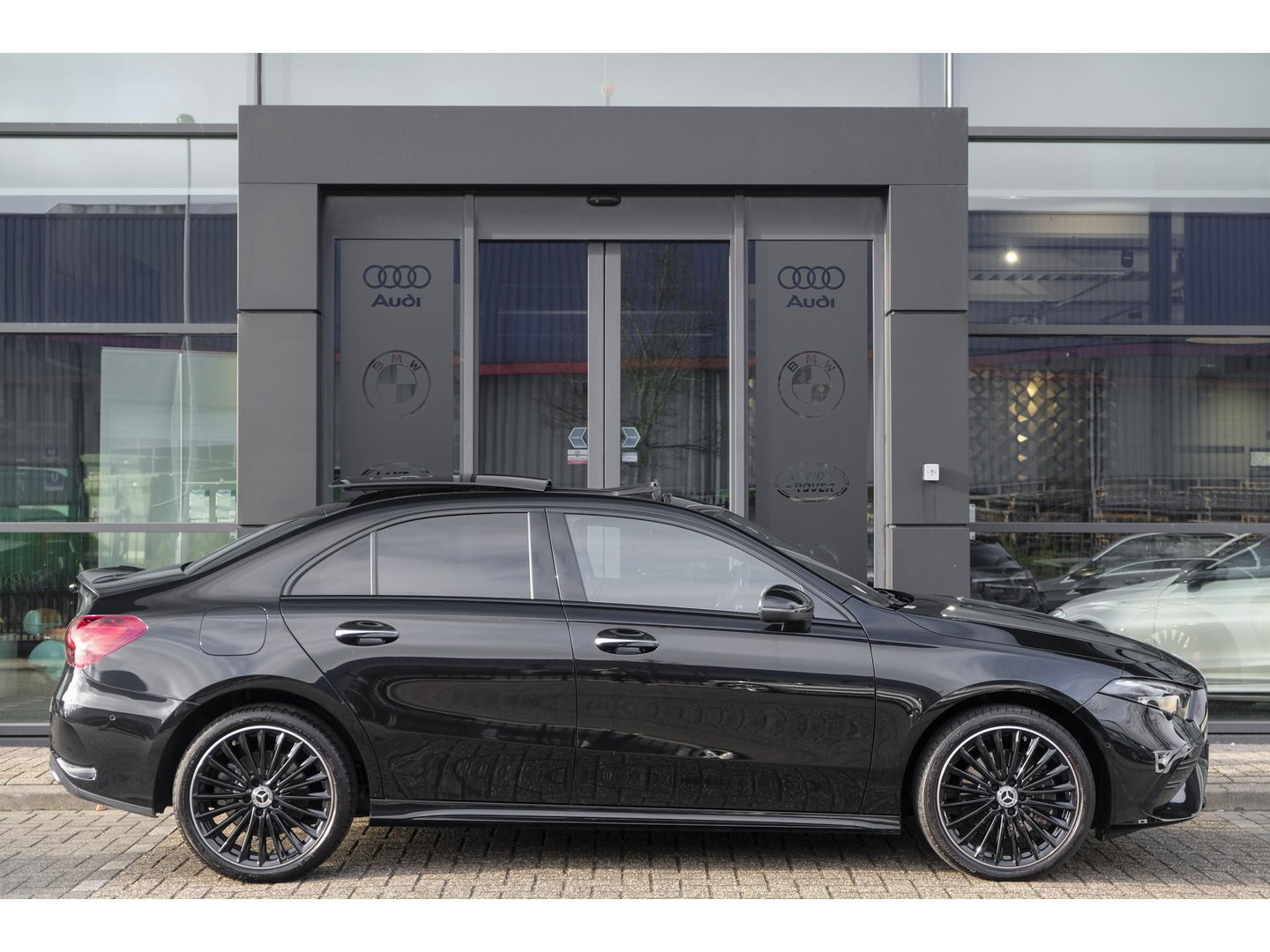 Mercedes-Benz A-Klasse A250e AMG 218pk Hybrid Panoramadak *SOH 96%* Night pakket Widescreen Sfeerverlichting 19" LMV NLauto