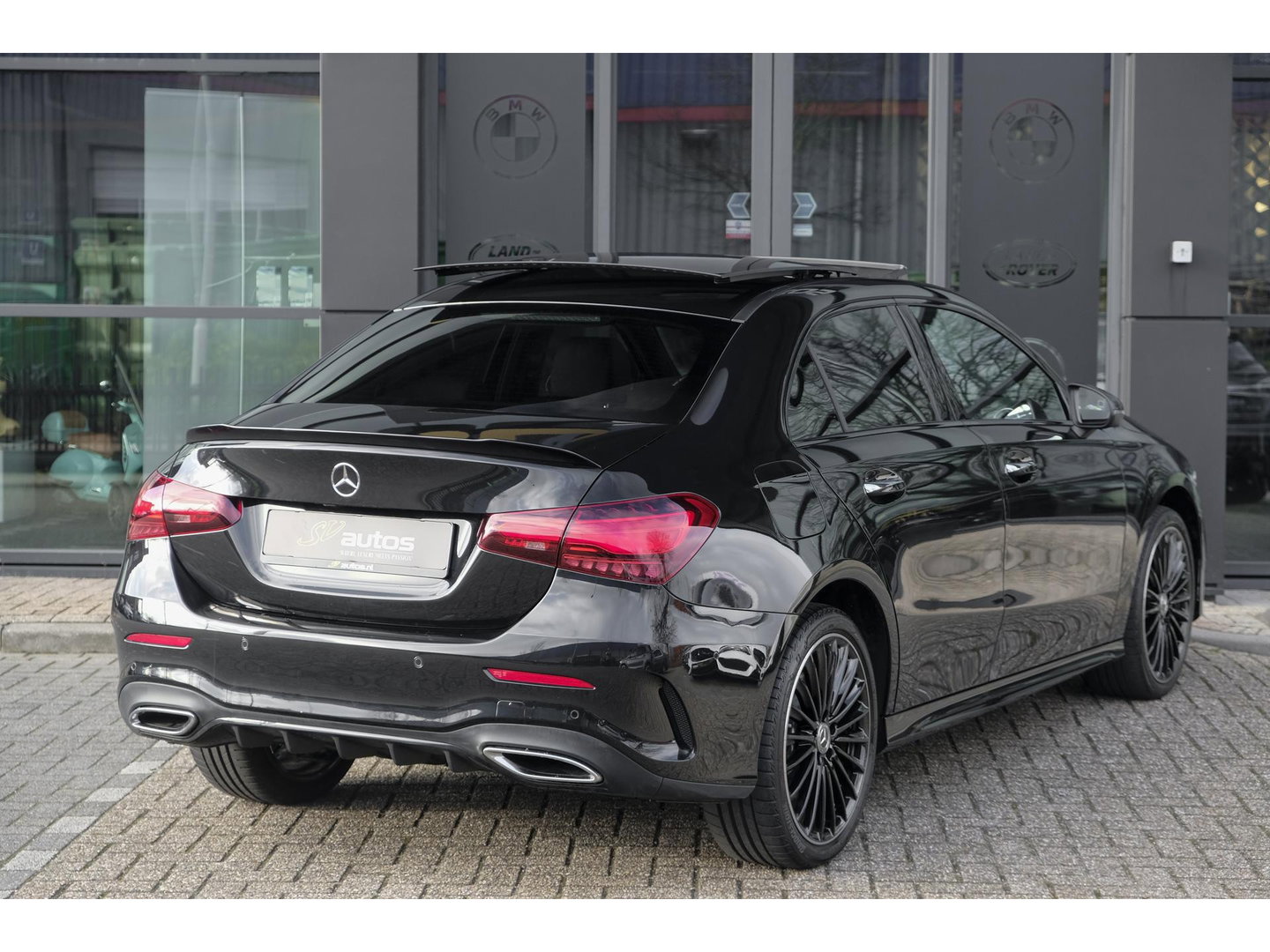 Mercedes-Benz A-Klasse A250e AMG 218pk Hybrid Panoramadak *SOH 96%* Night pakket Widescreen Sfeerverlichting 19" LMV NLauto