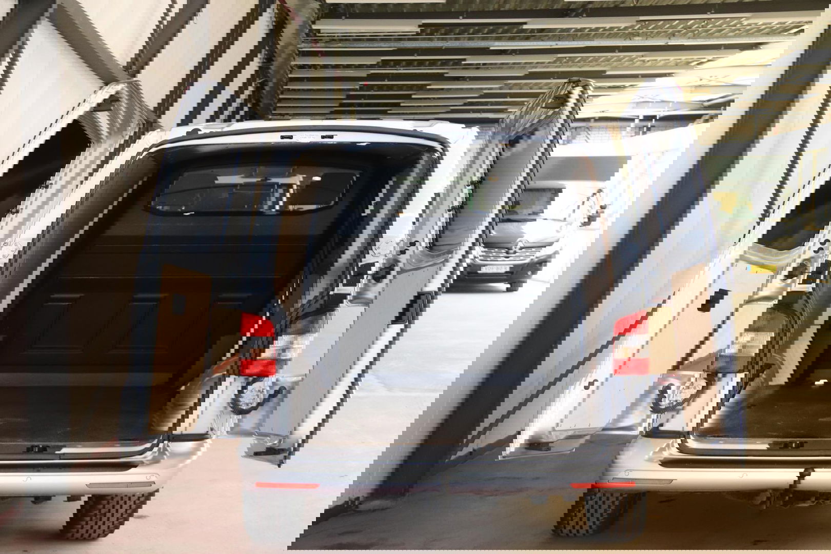 Volkswagen Transporter 2.0 TDI AUTOMAAT DSG AIRCO TREKHAAK LUXE Volkswagen Transporter 2.0 TDI AUTOMAAT DSG AIRCO TREKHAAK