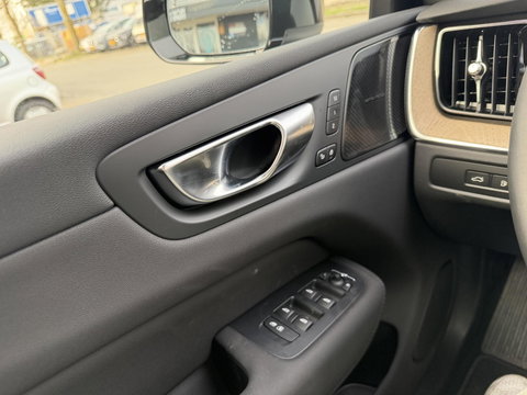 Volvo XC60 2.0 T6 Plug-in hybrid AWD Ultra Bright Luchtvering l Trekhaak l 360