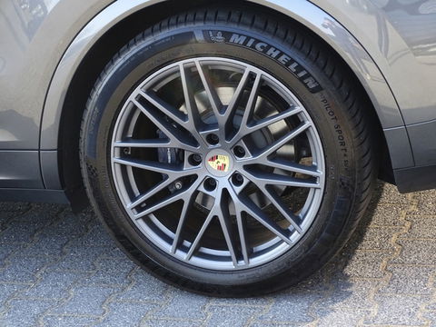 Porsche Cayenne 3.0 E-Hybrid 470PK / Sport Design / Bose / 2024 / ACC