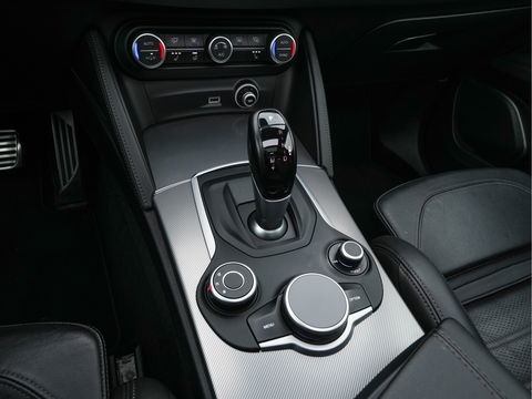 Alfa Romeo Stelvio 2.2d AWD Q4 Super Aut. *PANO | LEATHER | BI-XENON | MEMORY-PACK | HARMAN/KARDON | BLINDSPOT | CAMERA | DAB+ | NAVI-FULLMAP | HEATED-SPORTSEATS | ECC | ADAPTIVE-CRUISE | PDC | PRIVACYGLASS | TOWBAR | 19"ALU*