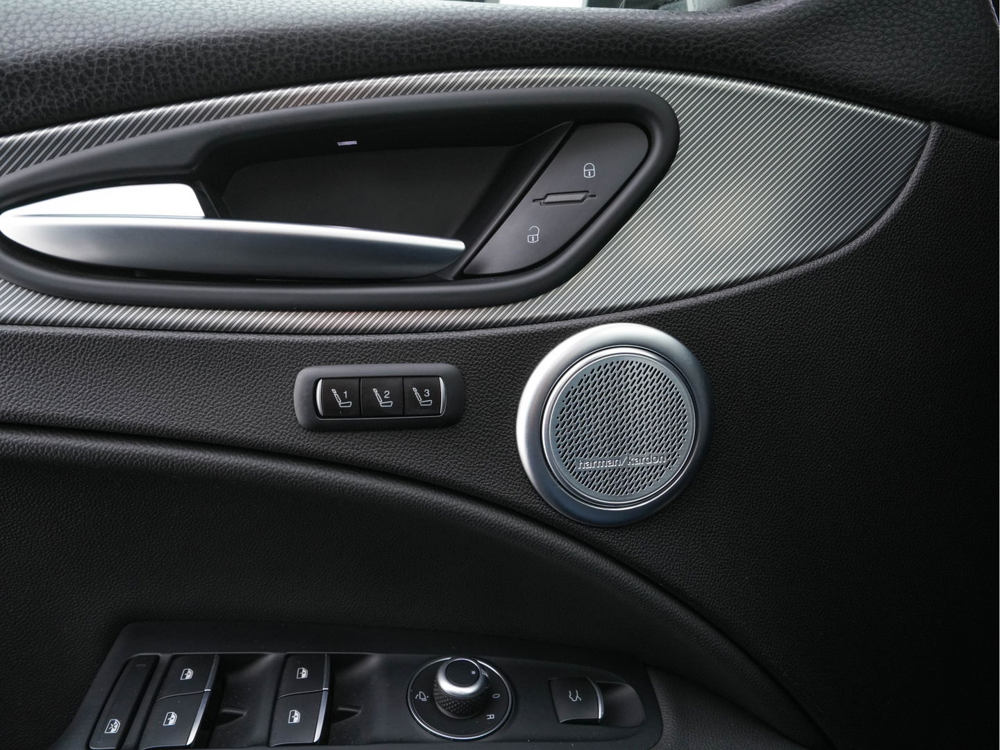 Alfa Romeo Stelvio 2.2d AWD Q4 Super Aut. *PANO | LEATHER | BI-XENON | MEMORY-PACK | HARMAN/KARDON | BLINDSPOT | CAMERA | DAB+ | NAVI-FULLMAP | HEATED-SPORTSEATS | ECC | ADAPTIVE-CRUISE | PDC | PRIVACYGLASS | TOWBAR | 19"ALU*