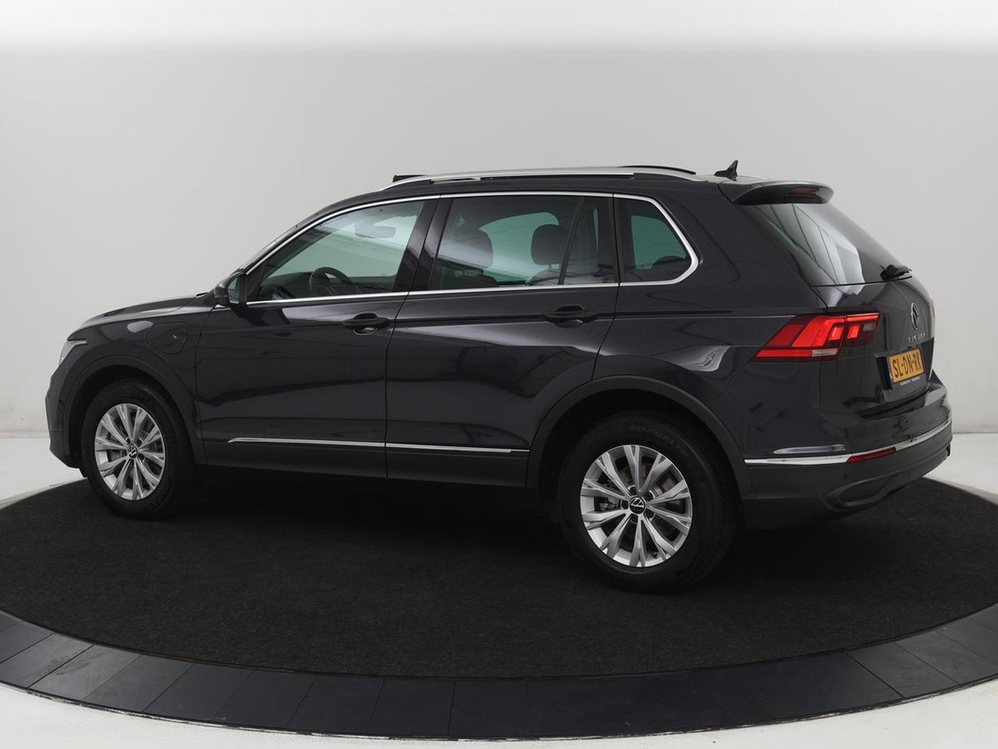 Volkswagen Tiguan 1.4 TSI eHybrid Comfortline | SOH 87% | Panoramadak | Camera | Carplay | Adaptive cruise | Keyless | Navigatie | Full LED | Climate control | Virtual Cockpit | Sfeerverlichting | PHEV | Plug In