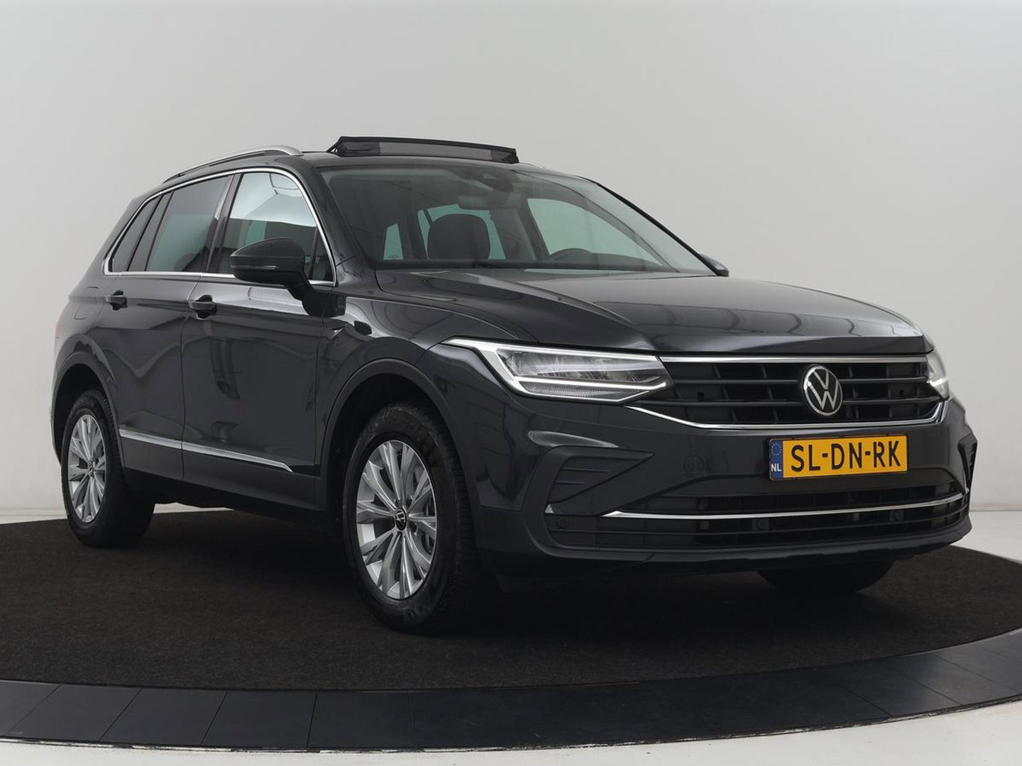 Volkswagen Tiguan 1.4 TSI eHybrid Comfortline | SOH 87% | Panoramadak | Camera | Carplay | Adaptive cruise | Keyless | Navigatie | Full LED | Climate control | Virtual Cockpit | Sfeerverlichting | PHEV | Plug In