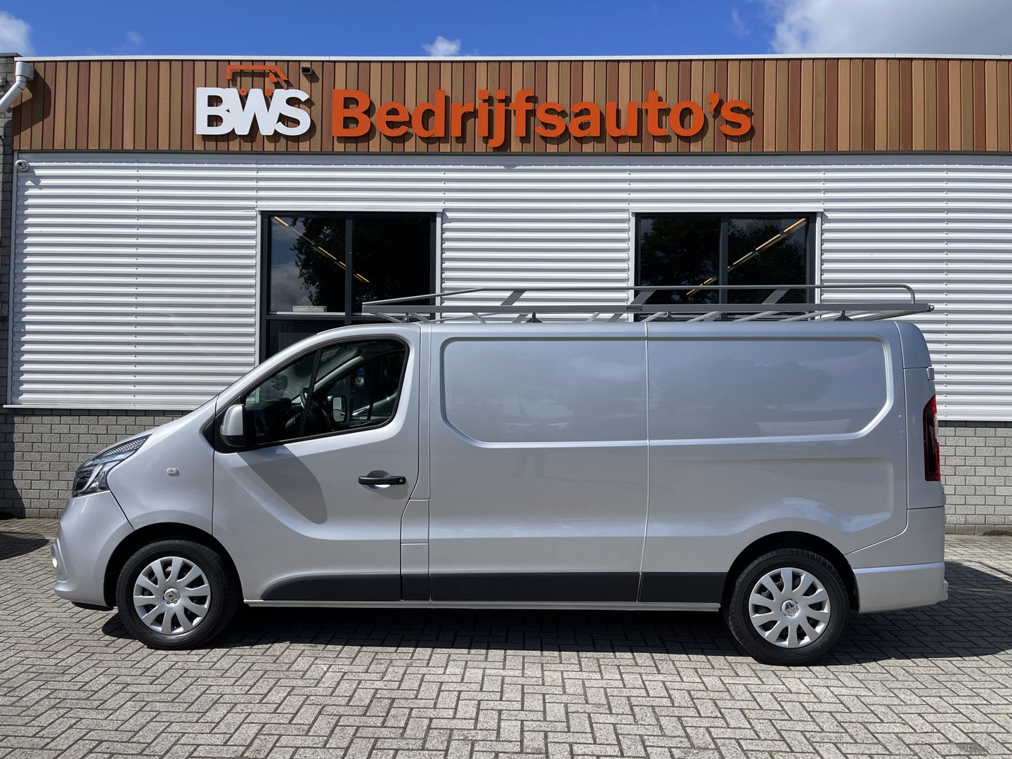 Renault Trafic 2.0 dCi 120pk T29 L2H1 Work Edition / euro 6 / bpm vrij / vaste prijs rijklaar € 20.950 ex / lease vanaf € 342 / airco / cruise / navigatie / trekhaak / imperial / ingerichte laadruimte