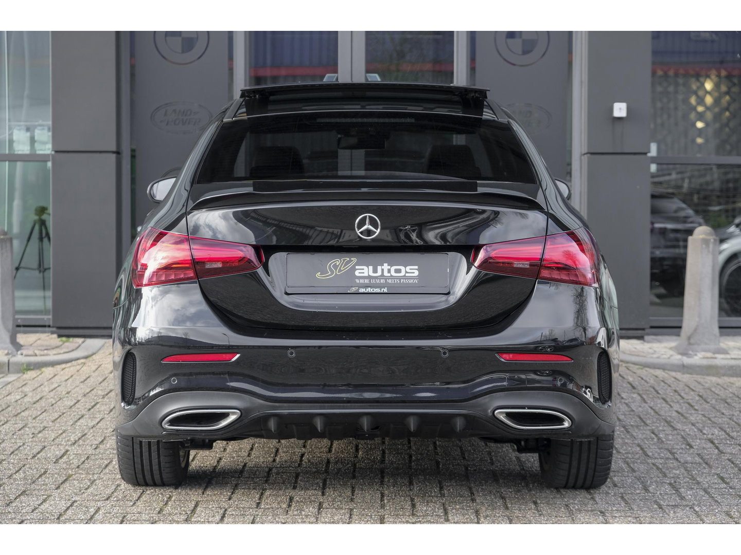 Mercedes-Benz A-Klasse A250e AMG 218pk Hybrid Panoramadak *SOH 96%* Night pakket Widescreen Sfeerverlichting 19" LMV NLauto