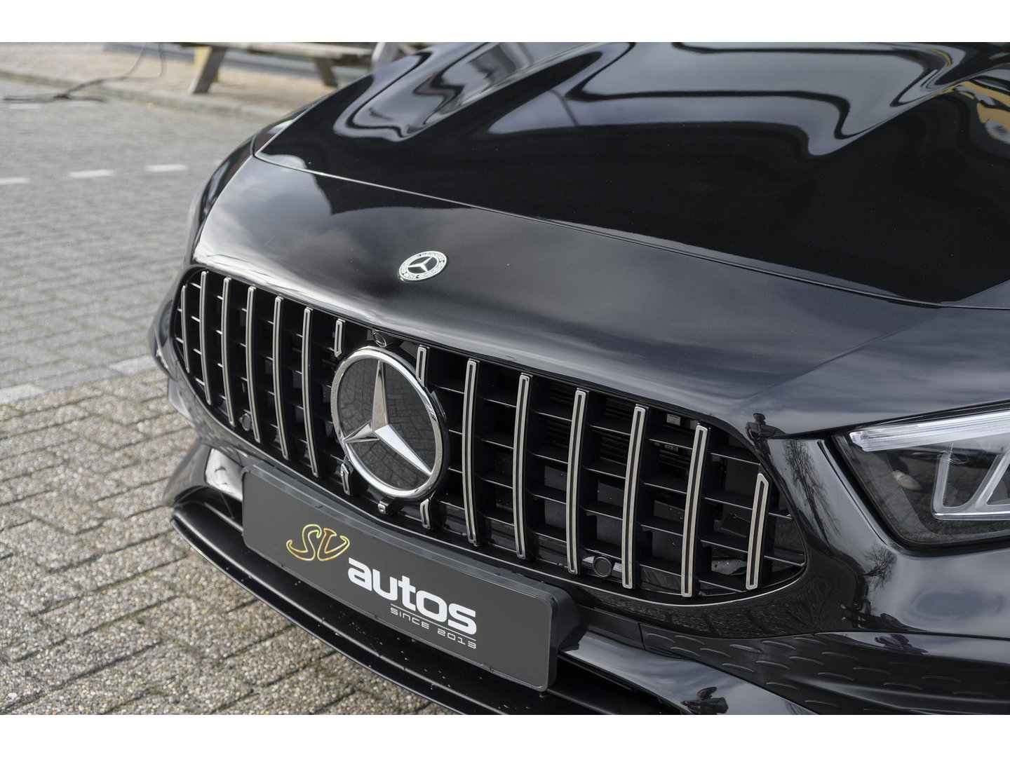 Mercedes-Benz A-Klasse A250e AMG 218pk Hybrid Panoramadak *SOH 96%* Night pakket Widescreen Sfeerverlichting 19" LMV NLauto